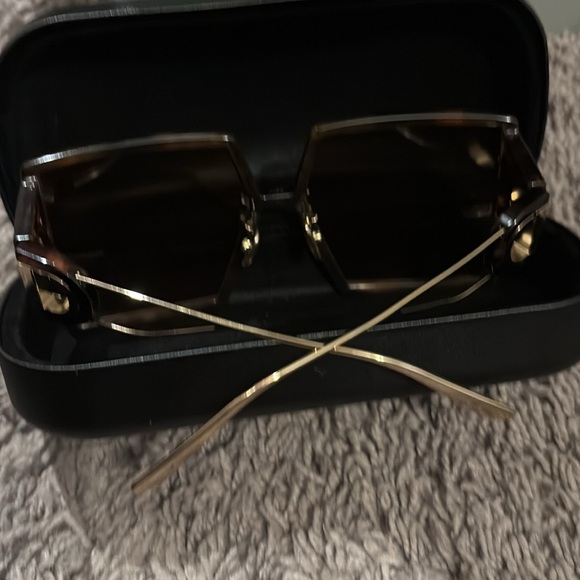 Dior 30Montaigne SU oversized sunglasses
💯% Authentic - Picture 5 of 6
